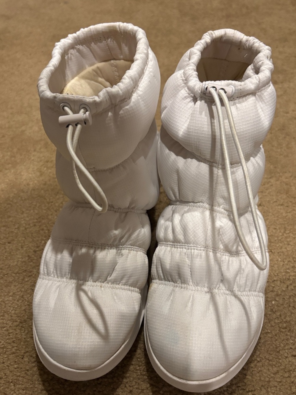 FitFlop White Puffer Winter Boots with Toggle